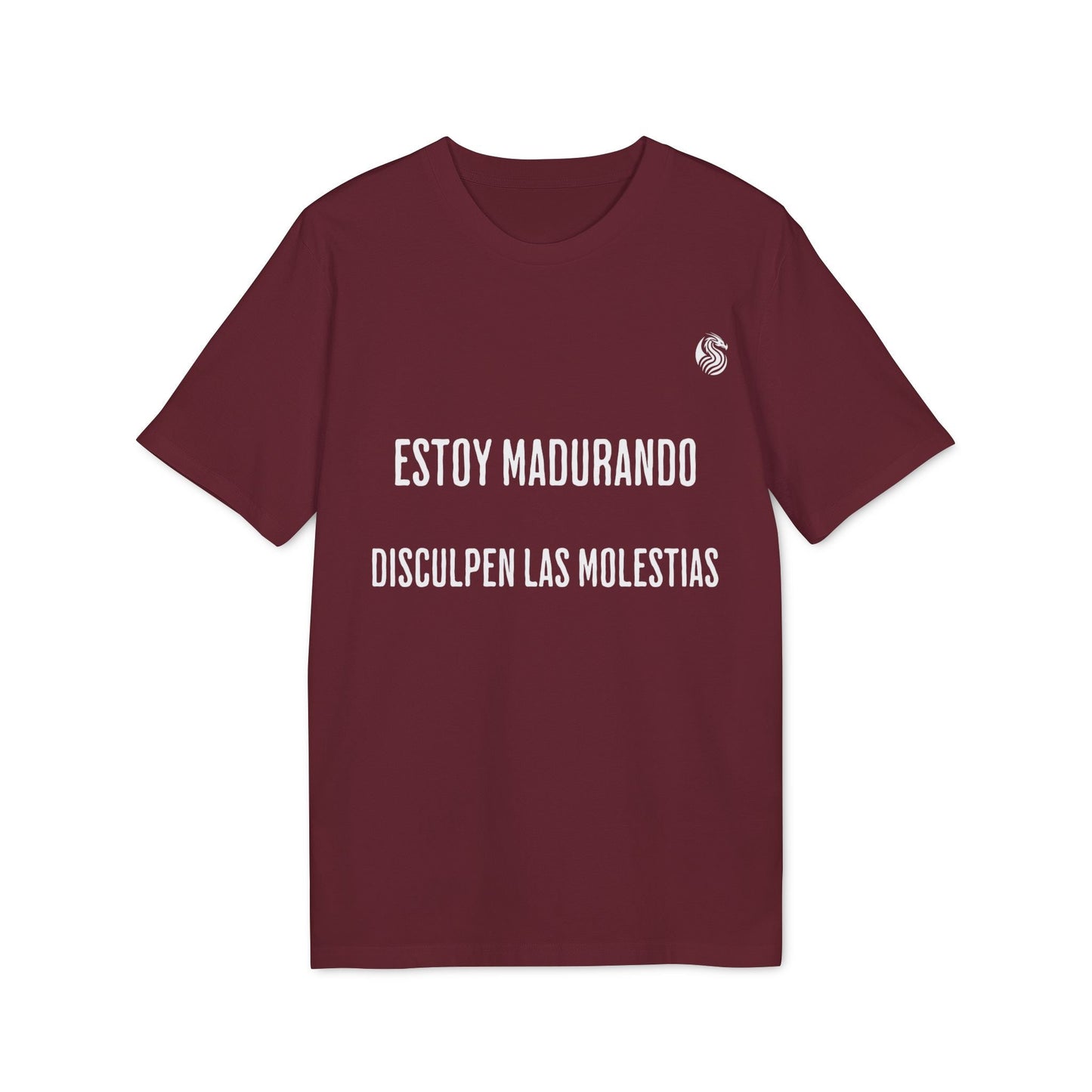 Alt Tag: Estoy Madurando Adolecente Sustainable Unisex Tee color vino con texto “ESTOY MADURANDO, DISCULPEN LAS MOLESTIAS”
