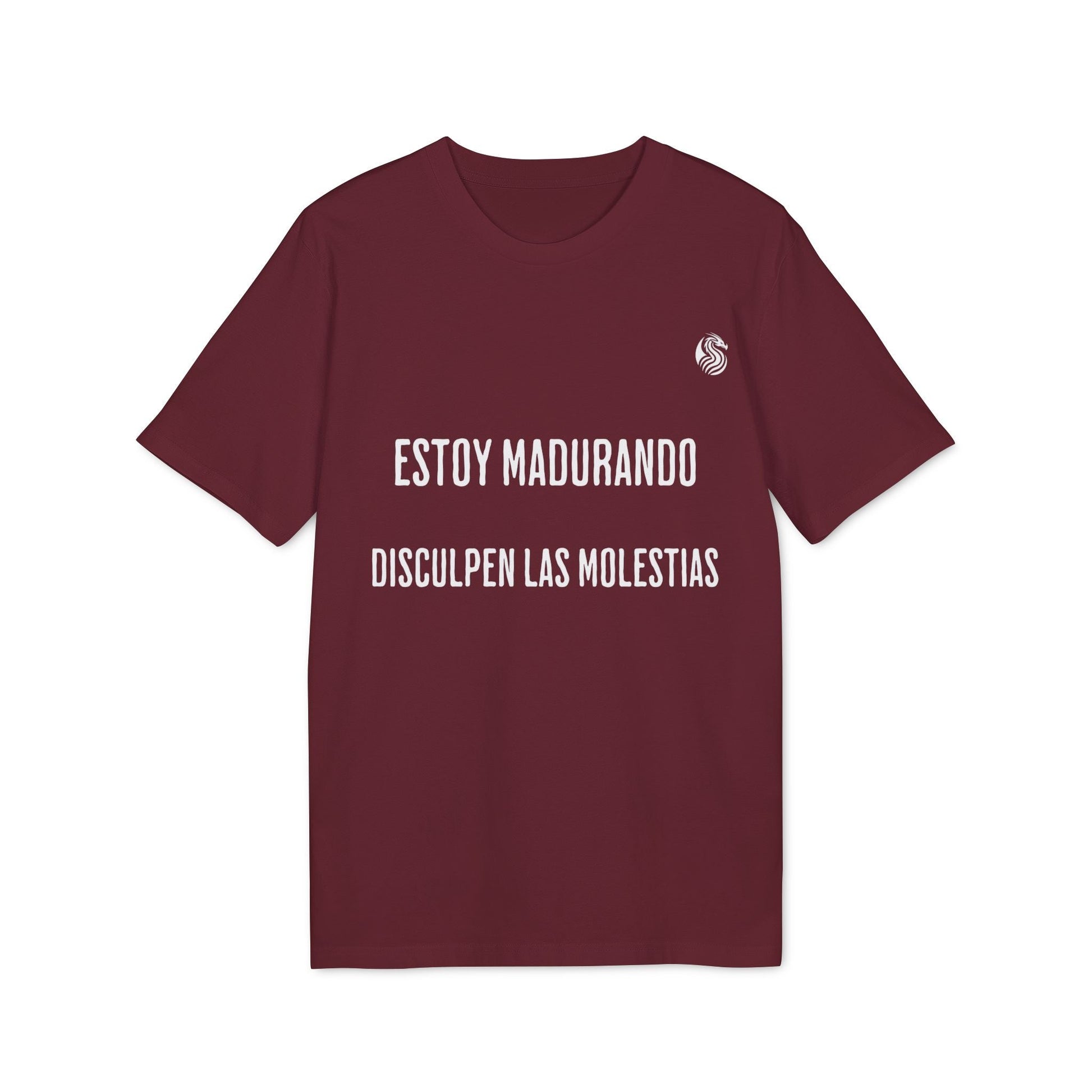 Alt Tag: Estoy Madurando Adolecente Sustainable Unisex Tee color vino con texto “ESTOY MADURANDO, DISCULPEN LAS MOLESTIAS”