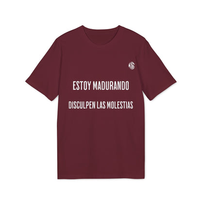 Alt Tag: Estoy Madurando Adolecente Sustainable Unisex Tee color vino con texto “ESTOY MADURANDO, DISCULPEN LAS MOLESTIAS”
