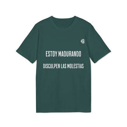 Alt Tag: Estoy Madurando Adolecente Sustainable Unisex Tee verde con texto “ESTOY MADURANDO DISCULPEN LAS MOLESTIAS” en blanco