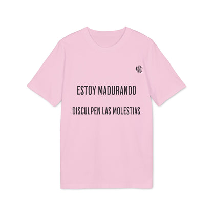 Estoy Madurando Adolecente Sustainable Unisex Tee rosa con texto “Estoy madurando, disculpen las molestias” en el frente