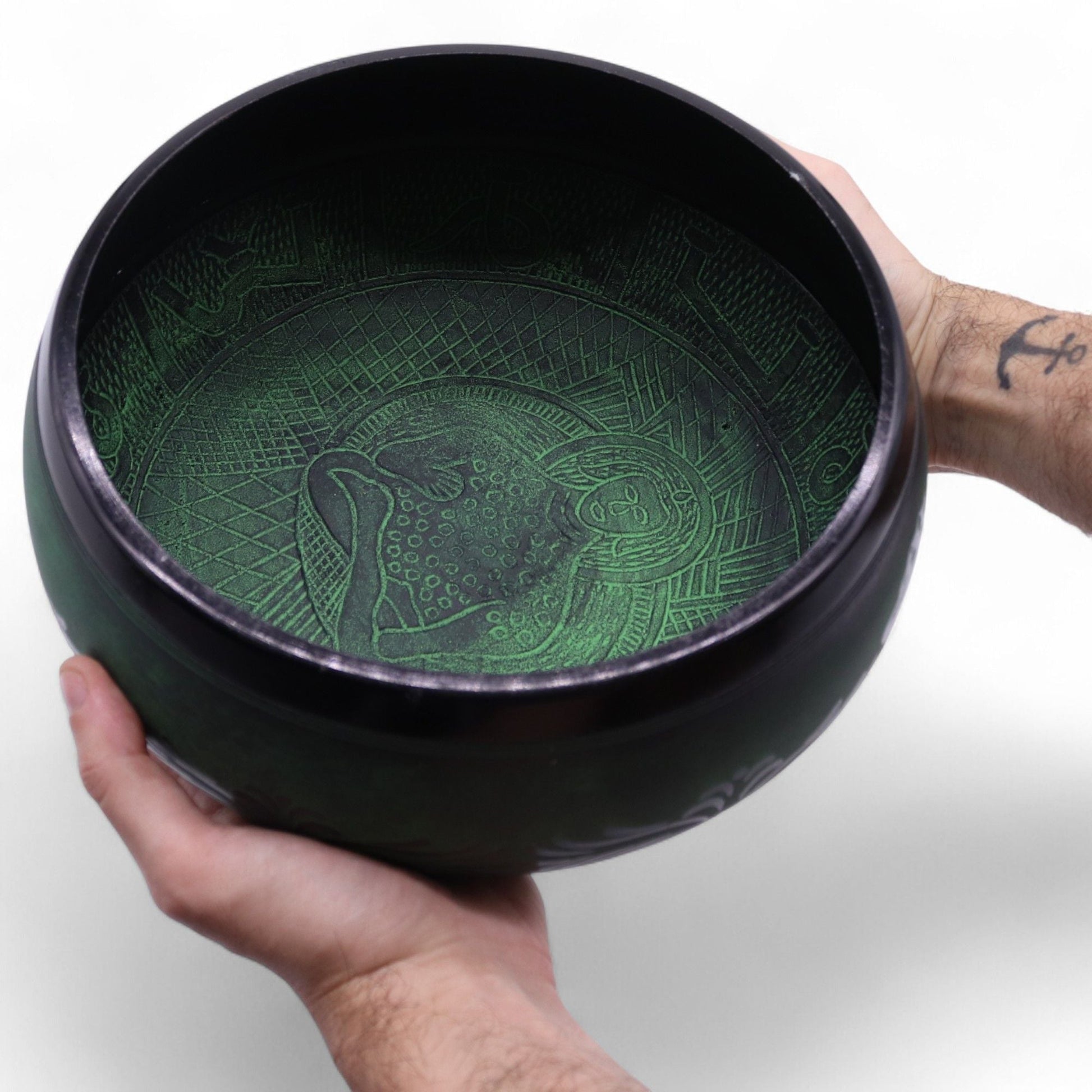 Alt-tagg: Extra Loud Mushroom Singing Bowl – Mossgrön (23 × 10.5 CM, 1.3 KG), närbild av mossgrön insida med ingraverad design