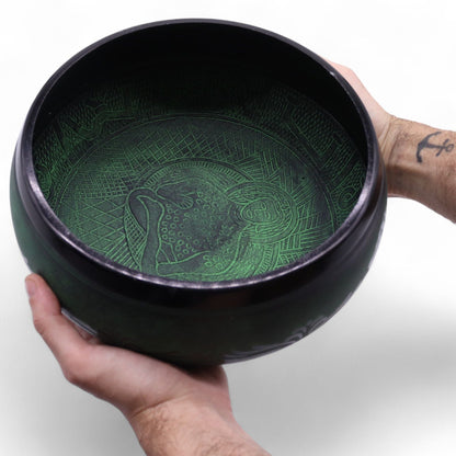 Alt-tagg: Extra Loud Mushroom Singing Bowl – Mossgrön (23 × 10.5 CM, 1.3 KG), närbild av mossgrön insida med ingraverad design