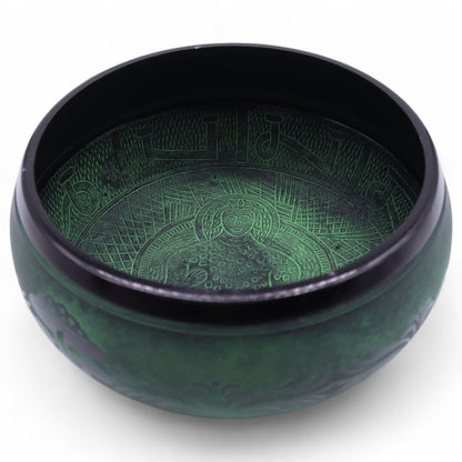 Alt-tag: Extra Loud Mushroom Singing Bowl – Mossgrön (23 × 10.5 CM, 1.3 KG) metallskål i mossgrönt med invändig gravyr, sedd uppifrån