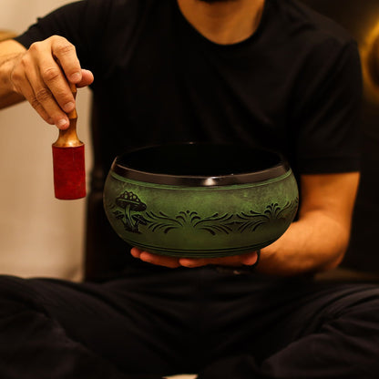 Alt-tagg: Extra Loud Mushroom Singing Bowl – mossgrön (23 × 10,5 CM, 1,3 KG) som hålls av en musiker med klubba, mossgrön finish