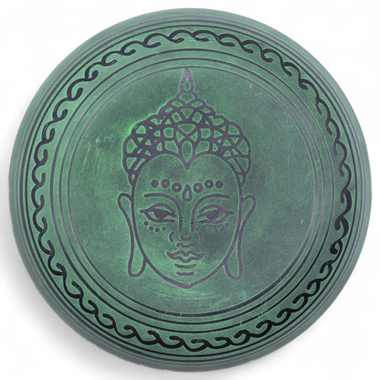Alt-tagg: Extra Loud Mushroom Singing Bowl – Moss Green (23 × 10.5 CM, 1.3 KG), uppifrån, mossgrön utsida med graverat Buddhaansikte