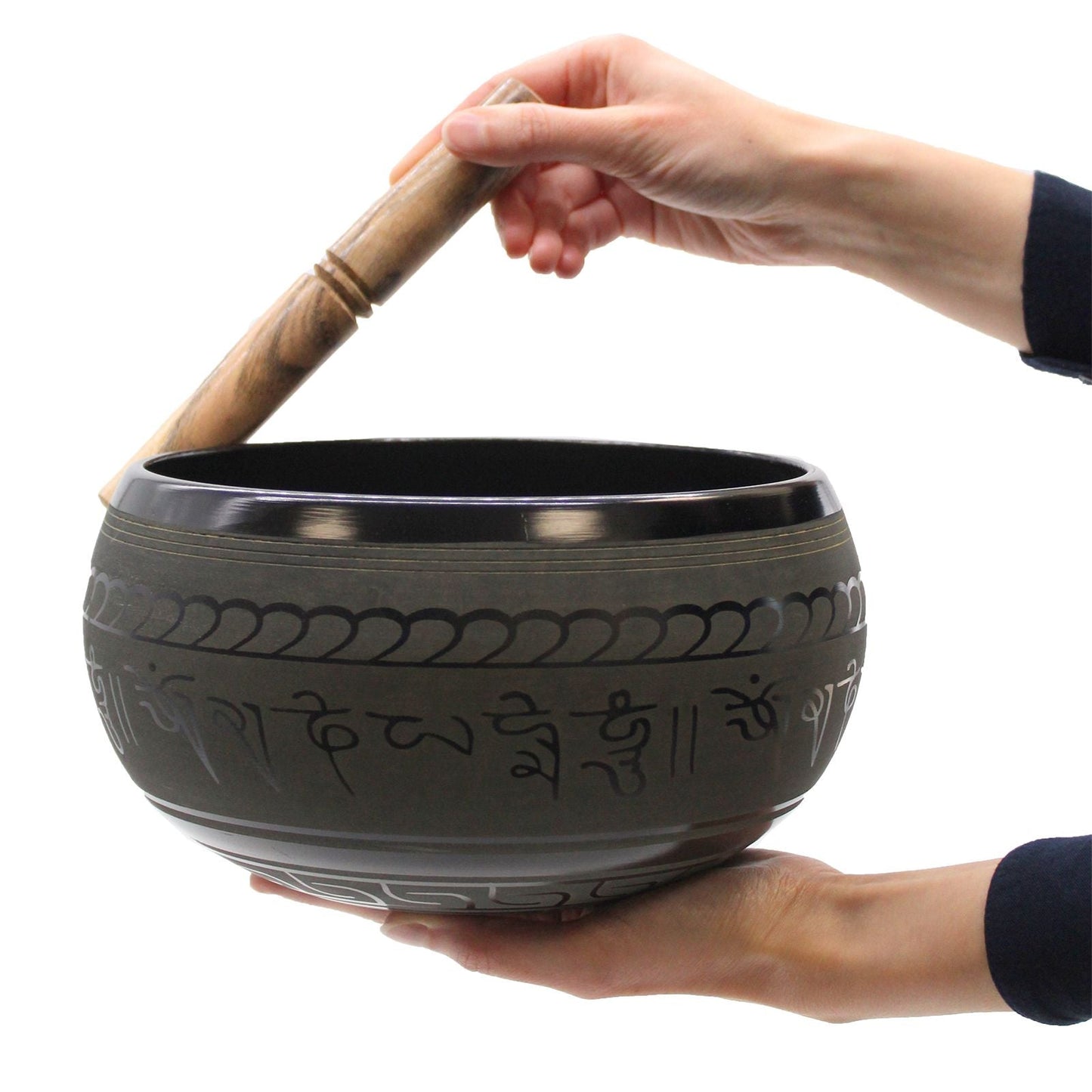 Alt Tag: Extra Loud Singing Bowl – Five Buddha i händerna, graverad tibetansk klangskål med träklubba