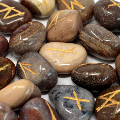 Alt Tag: Fancy Jasper Rune Stone Set – 25 Pieces, pulidas con símbolos rúnicos grabados en dorado, vista cercana del conjunto