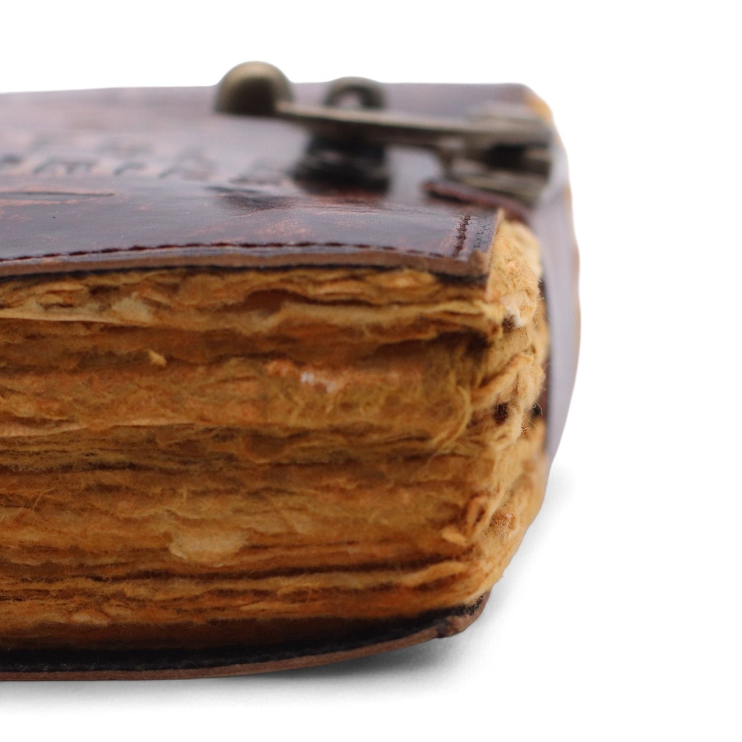 Fat Deckled Leather Notebook – 15.5x10 CM, detalle de cantos de papel deckle y cubierta de cuero con cierre metálico