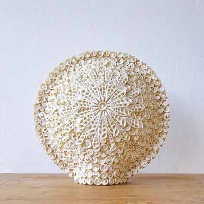 Alt Tag: Boho-lampa i glasfiber med snäckor – stor rund vit bordslampa med snäckor (30 cm), på träyta, 30 cm i diameter
