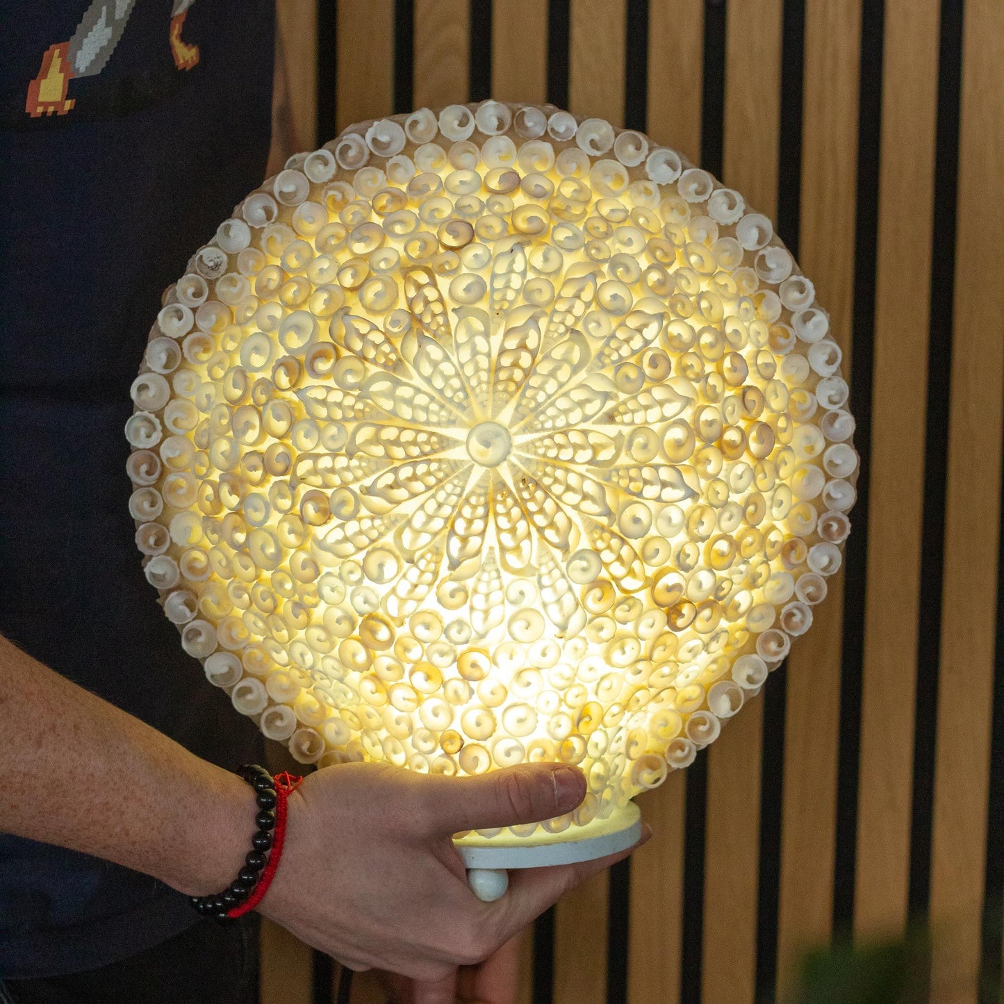 Boho-lampa med snäckor i glasfiber – Stor rund 30CM tänd, rund 30 cm-lampa med havssnäckor på träbas