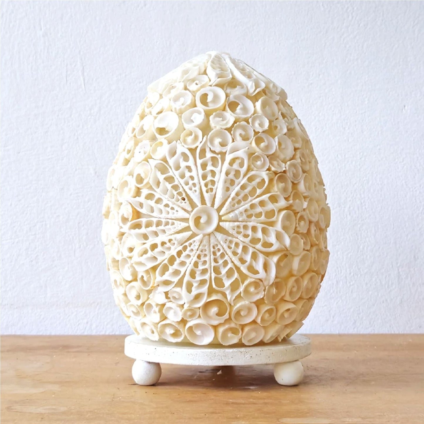 Alt Tag: Glasfiber- och snäcklampa – Oval 15CM med riktiga havssnäckor, oval boho-design på vit bas, kustnära inredning