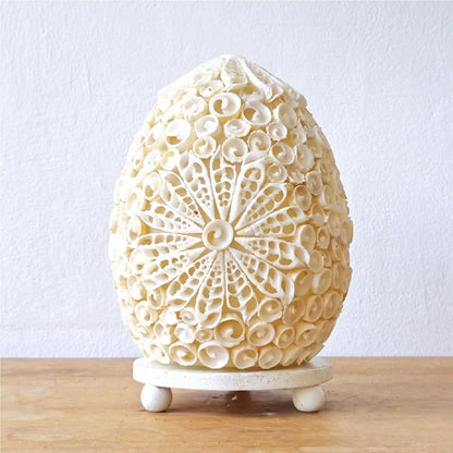 Alt Tag: Glasfiber- och snäcklampa – Oval 15CM med riktiga havssnäckor, oval boho-design på vit bas, kustnära inredning