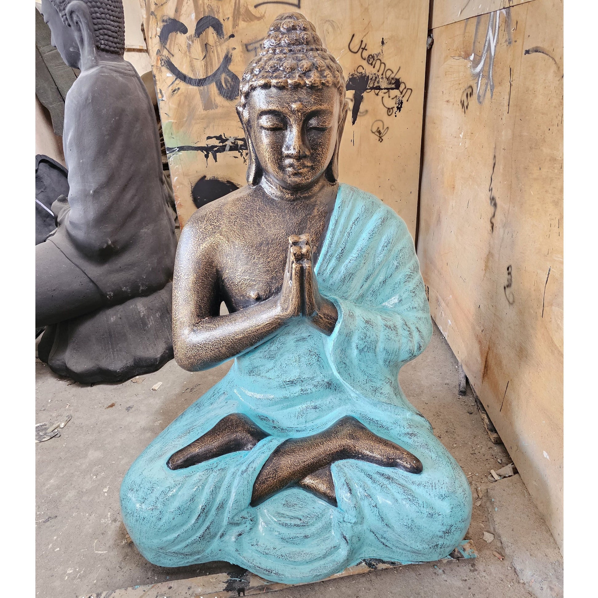 Estatua de Buda de fibrocemento – Buda sentado de 1,2 m en turquesa y dorado, con las manos en oración, túnica turquesa y acabado dorado