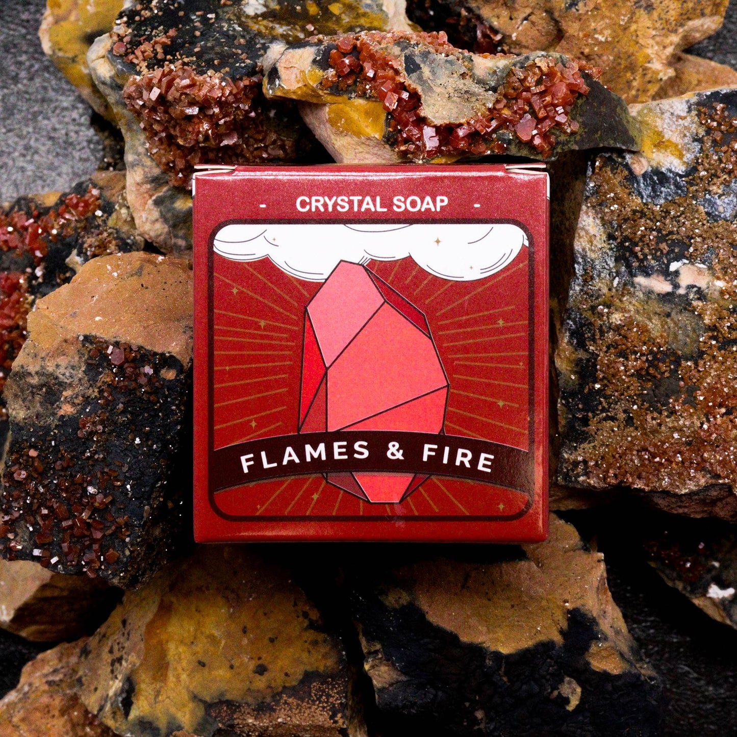 Fiery Crystal Soap – 6.2x6.2x6.5 CM caja roja “Flames & Fire” con diseño de cristal, sobre rocas minerales