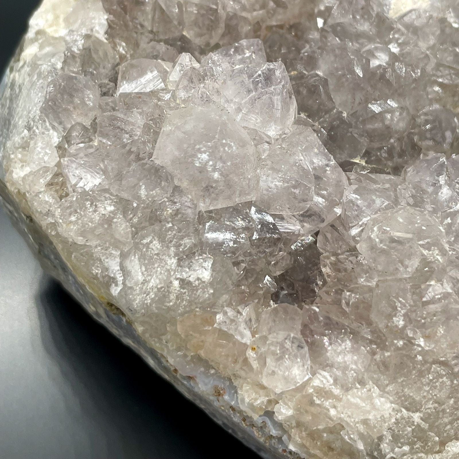 Finger Quartz Specimens – 1KG Pack, primer plano de cristales de cuarzo natural en matriz, piezas para colección y exhibición