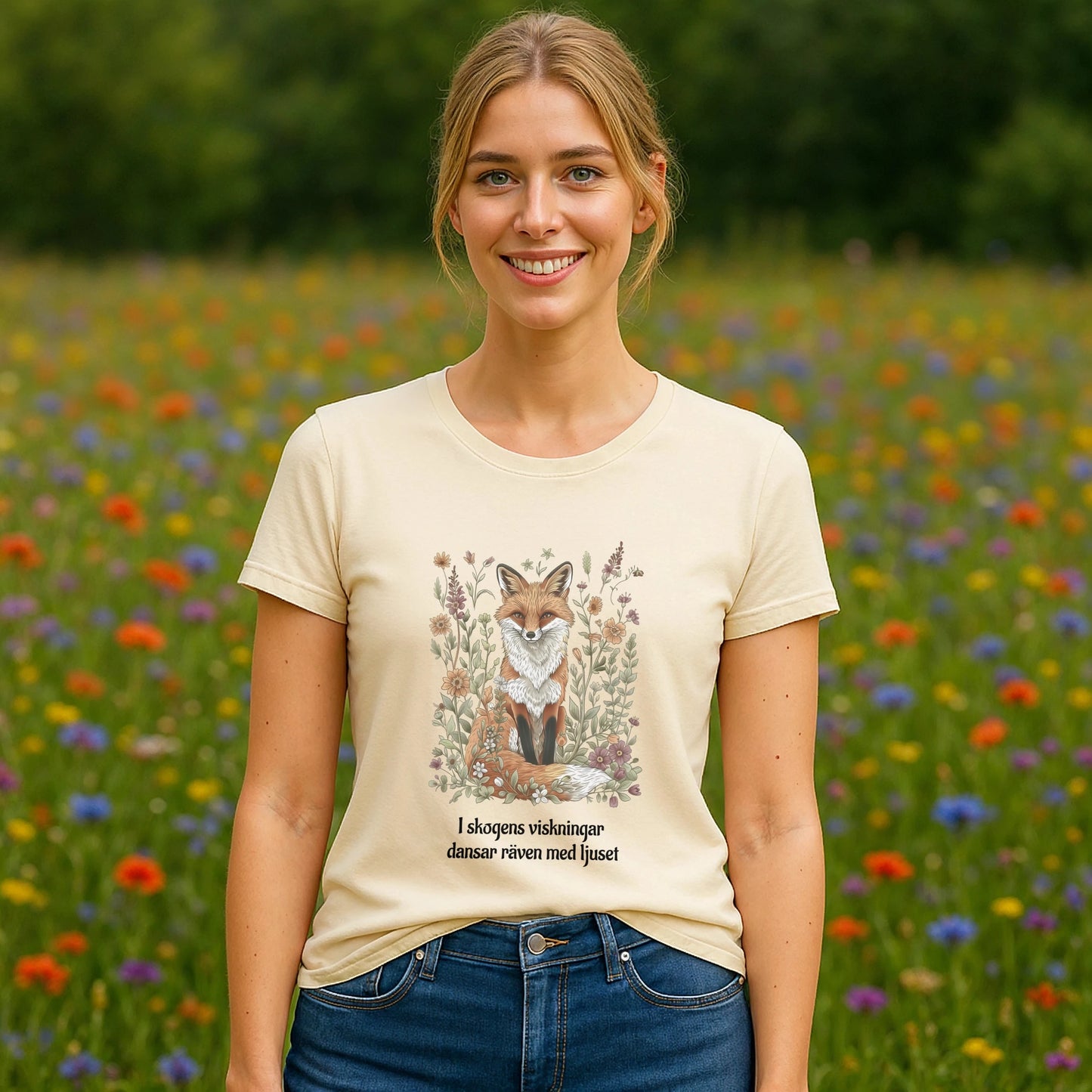 Följ Rävens Viskning I 100% Organic Cotton T-Shirt med räv- och blommotiv, bärs av modell i blomstermark