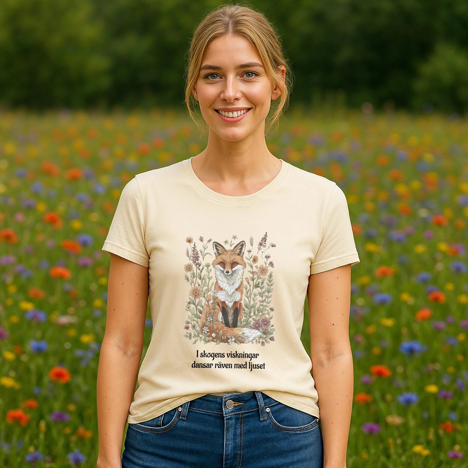 Följ Rävens Viskning I 100% Organic Cotton T-Shirt med räv- och blommotiv, bärs av modell i blomstermark