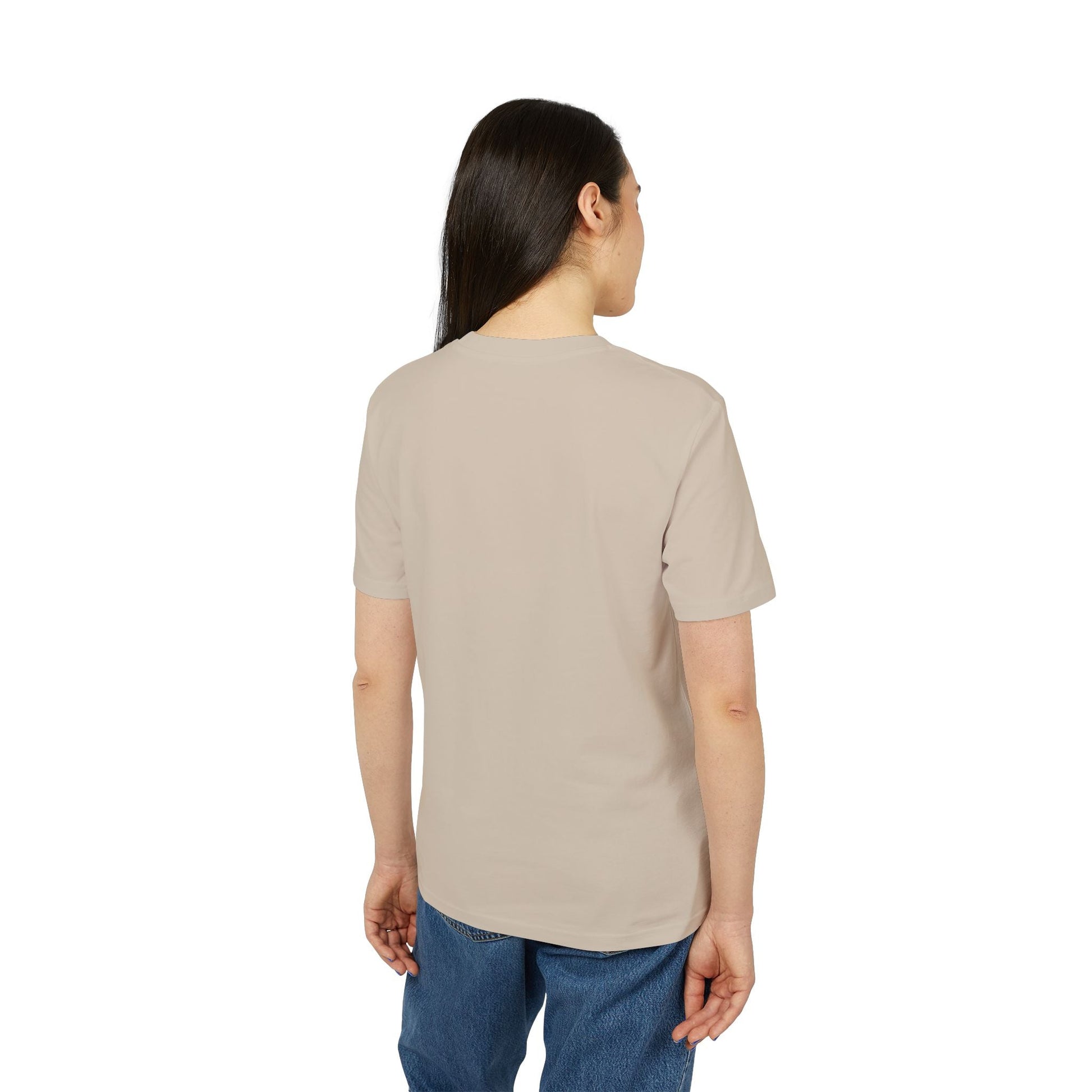 Camiseta Premium Unisex Football Football Lovers And Players, vista trasera de camiseta unisex color beige en modelo sobre fondo blanco