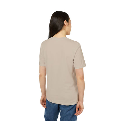 Camiseta Premium Unisex Football Football Lovers And Players, vista trasera de camiseta unisex color beige en modelo sobre fondo blanco
