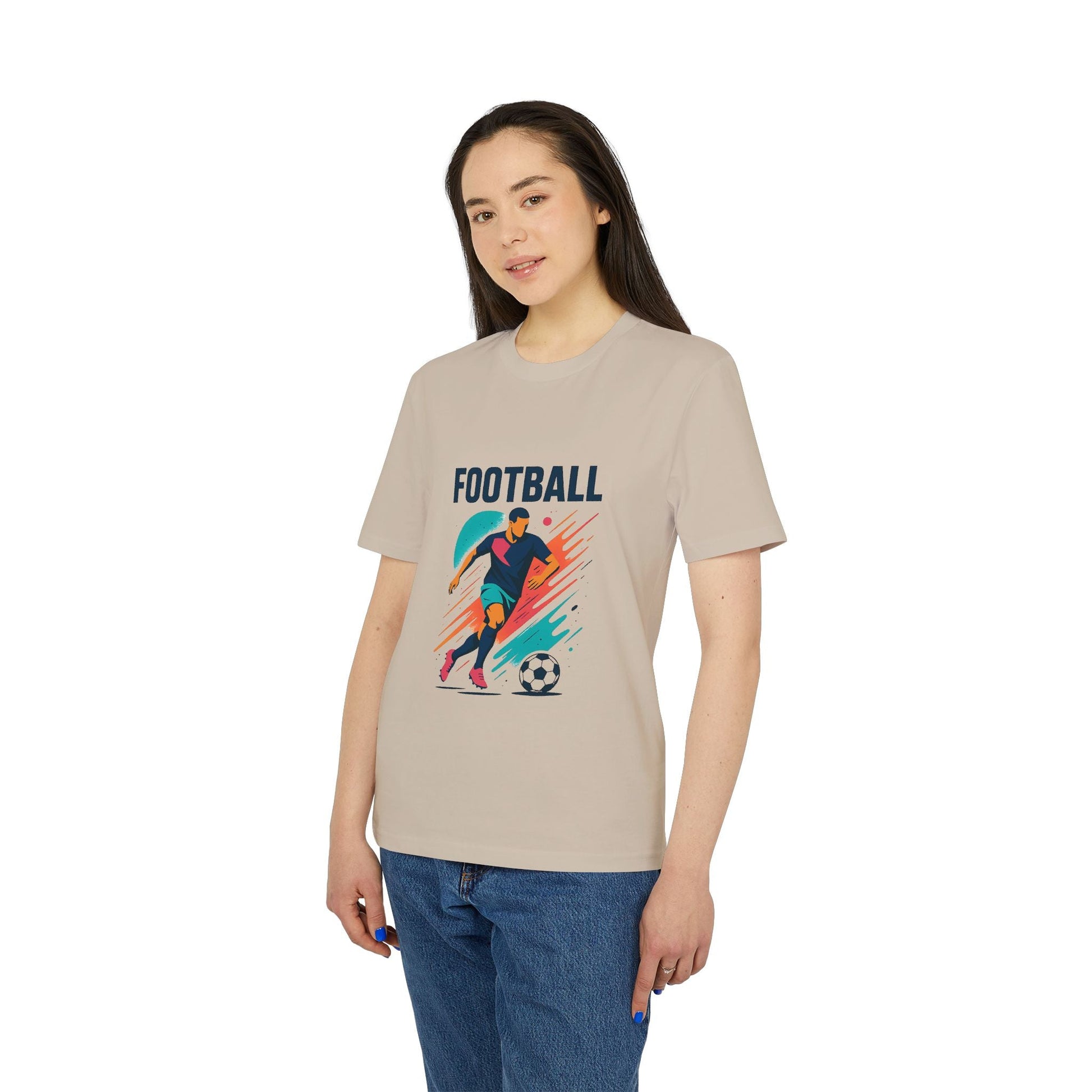 Football Football Lovers And Players Camiseta Premium Unisex en color beige con gráfico de jugador de fútbol y balón, vista frontal en modelo