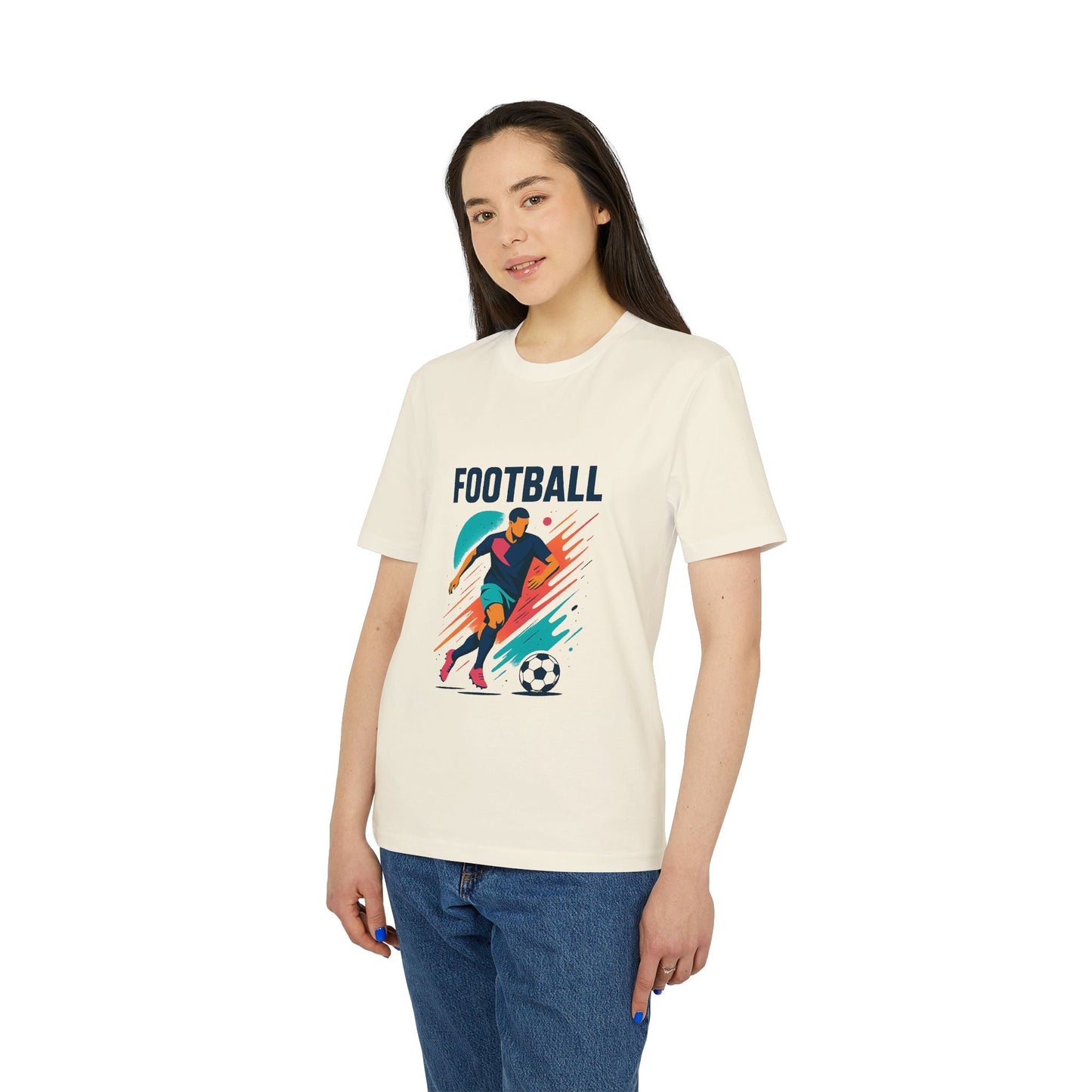 Alt Tag: Camiseta Premium Unisex para amantes y jugadores de fútbol en color crema con gráfico de jugador y balón de fútbol, vista frontal en modelo