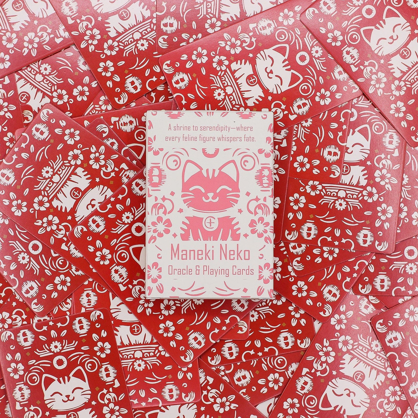 Alt Tag: Fortune Cats Playing & Oracle Cards – Maneki Neko Deck con caja y cartas rojas con ilustraciones de gatos Maneki Neko