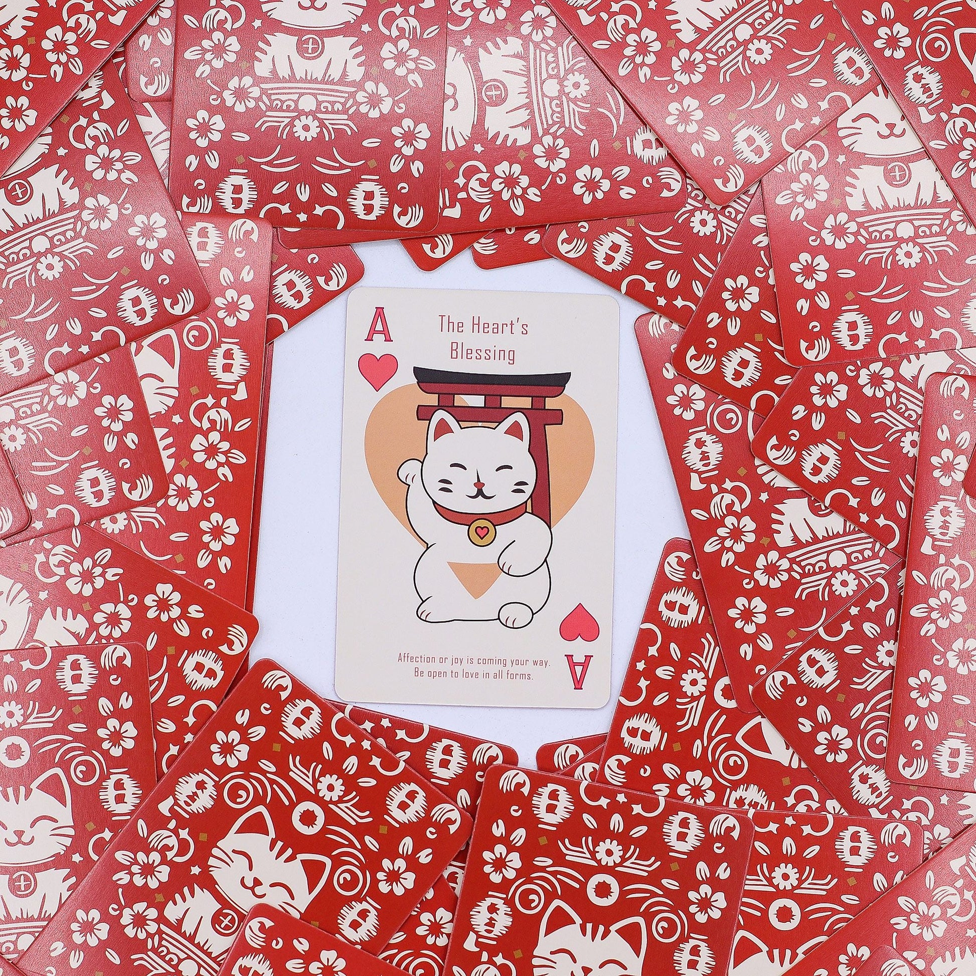 Fortune Cats Playing & Oracle Cards – Maneki Neko Deck con carta As de Corazones “The Heart’s Blessing” y reversos rojos con maneki neko