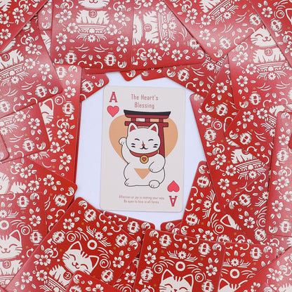 Fortune Cats Playing & Oracle Cards – Maneki Neko Deck con carta As de Corazones “The Heart’s Blessing” y reversos rojos con maneki neko