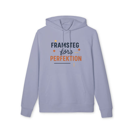 Framsteg Före Perfektion Premium Unisex Hoodie i ljuslila med trycket "Framsteg före Perfektion" på framsidan