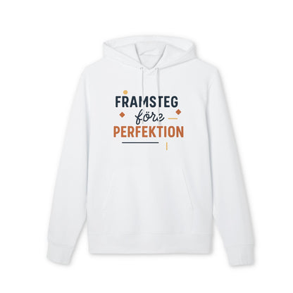 Alt-text: Framsteg Före Perfektion Premium Unisex Hoodie i vitt, huva med snören och texttryck “Framsteg före Perfektion” framtill