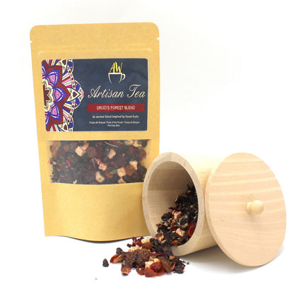 Fruity Forest Artisan Tea – 50G bolsa kraft con ventana y mezcla de té de frutas del bosque junto a recipiente de madera