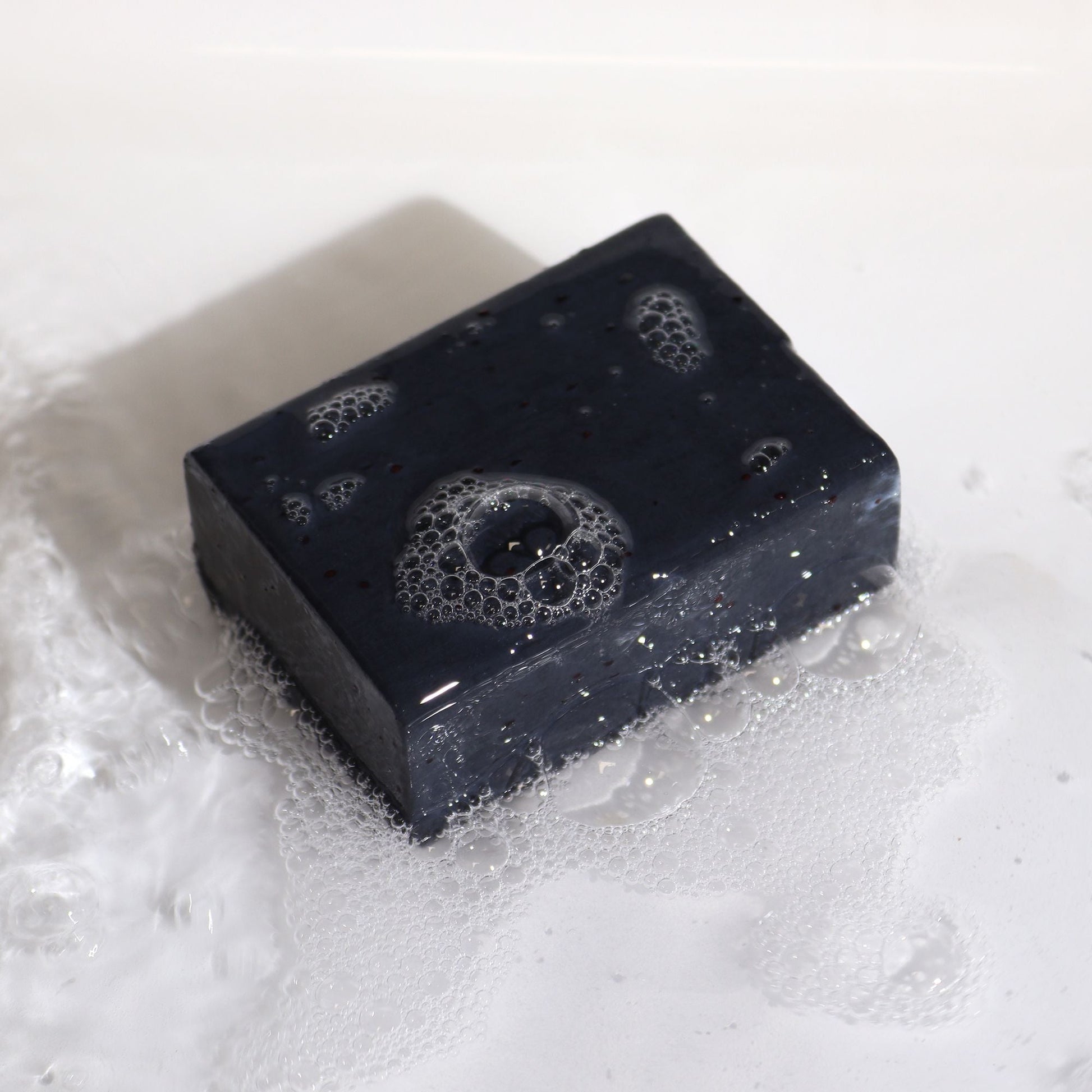 Alt Tag: Fuller’s Earth Clay Soap – Bergamot & Sandalwood barra de jabón negro con espuma, arcilla Fuller’s Earth y carbón activado