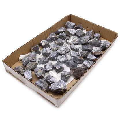Alt Tag: Galena Rare Mineral Specimens – Approx 80 Pieces en caja de cartón, rocas minerales gris plata, vista superior