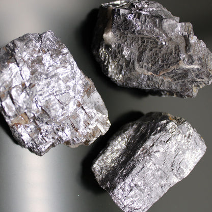 Alt Tag: Galena Rare Mineral Specimens – Approx 80 Pieces, cristales minerales plateados en bruto sobre fondo neutro