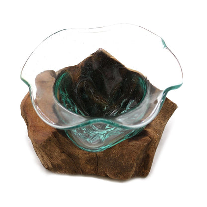 Alt Tag: Gamal Wood Molten Glass Bowl – 23x15 CM handblåst skål i återvunnet glas på naturlig bas i Gamal-trä, klar grön ton