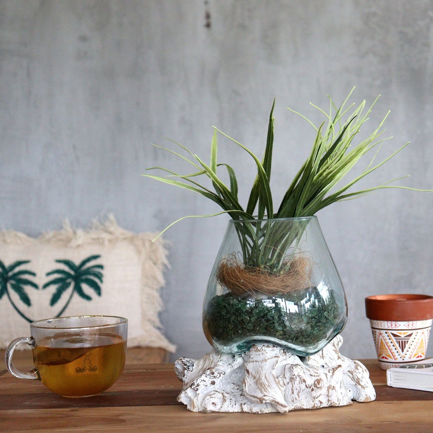 Alt Tag: Gamal Wood Molten Glass Bowl – Medium handblåst glasskål på vitkalkad balinesisk bas i gamalträ, stylad på bord