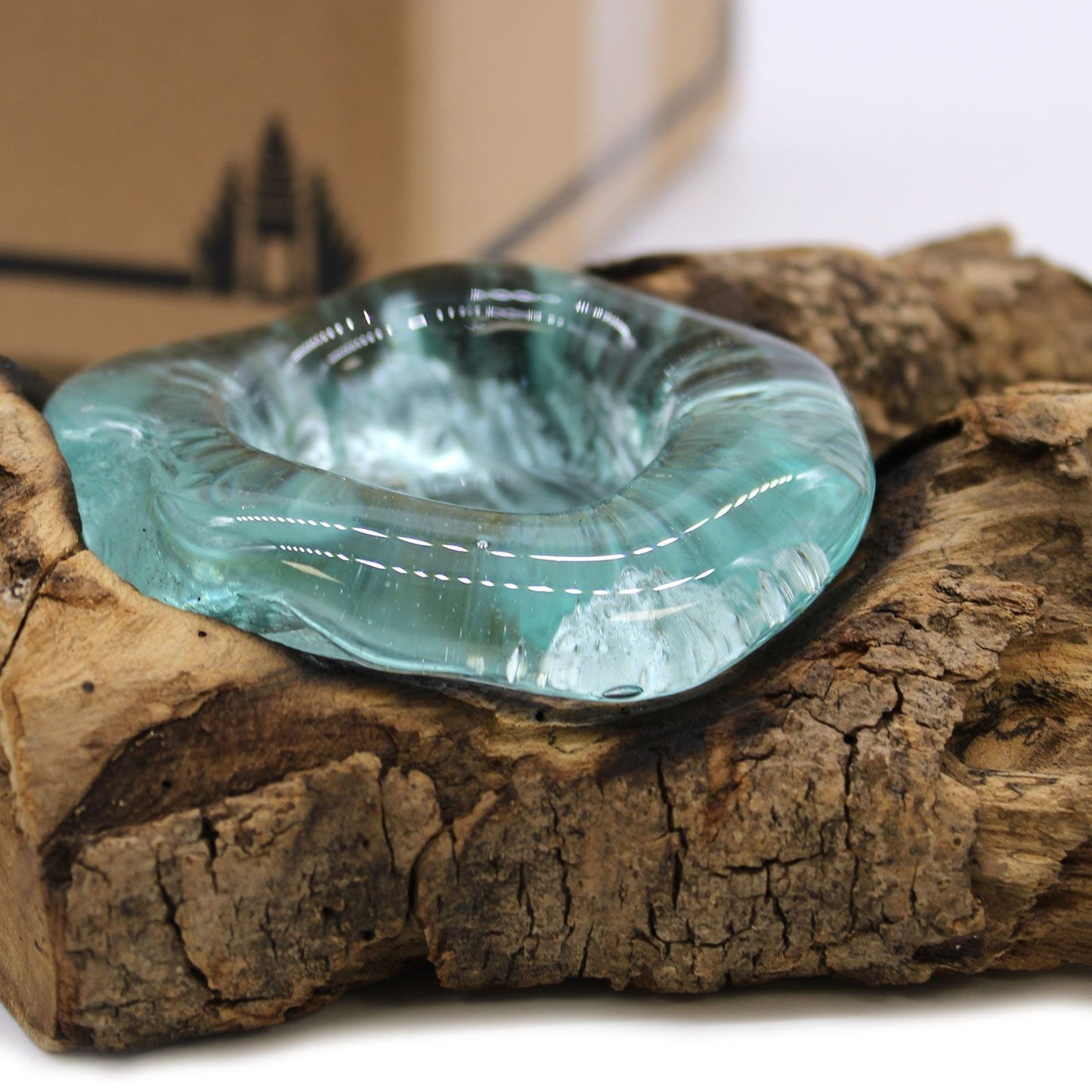 Alt Tag: Gamal Wood ljushållare i smält glas – 10x17x5 CM på en rustik Gamal-träbas med en klar skål i återvunnet smält glas