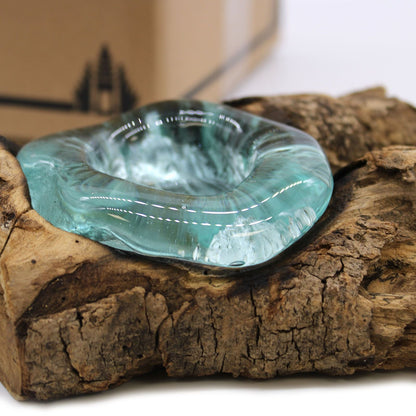 Alt Tag: Gamal Wood ljushållare i smält glas – 10x17x5 CM på en rustik Gamal-träbas med en klar skål i återvunnet smält glas