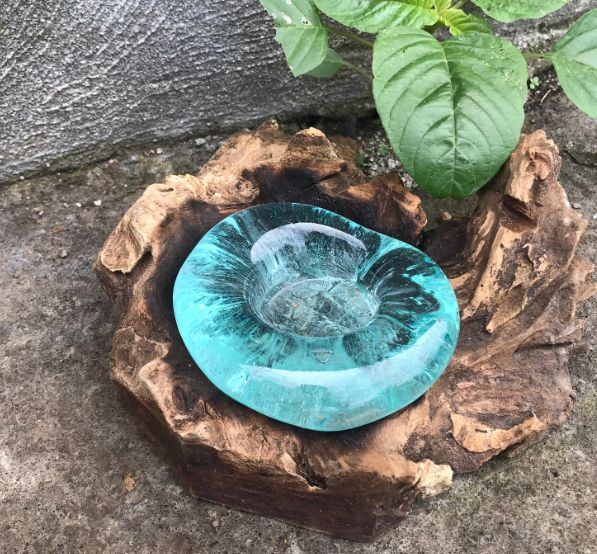 Alt Tag: Gamal Wood ljusstake i smält glas – 10x17x5 CM, handgjord balinesisk bas i Gamal-trä med värmeljushållare i återvunnet smält glas