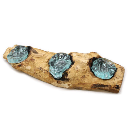 Gamal Wood Molten Glass trippel ljushållare – 45x15x7 CM med tre återvunna glaskoppar i en bas av naturligt Gamal-trä