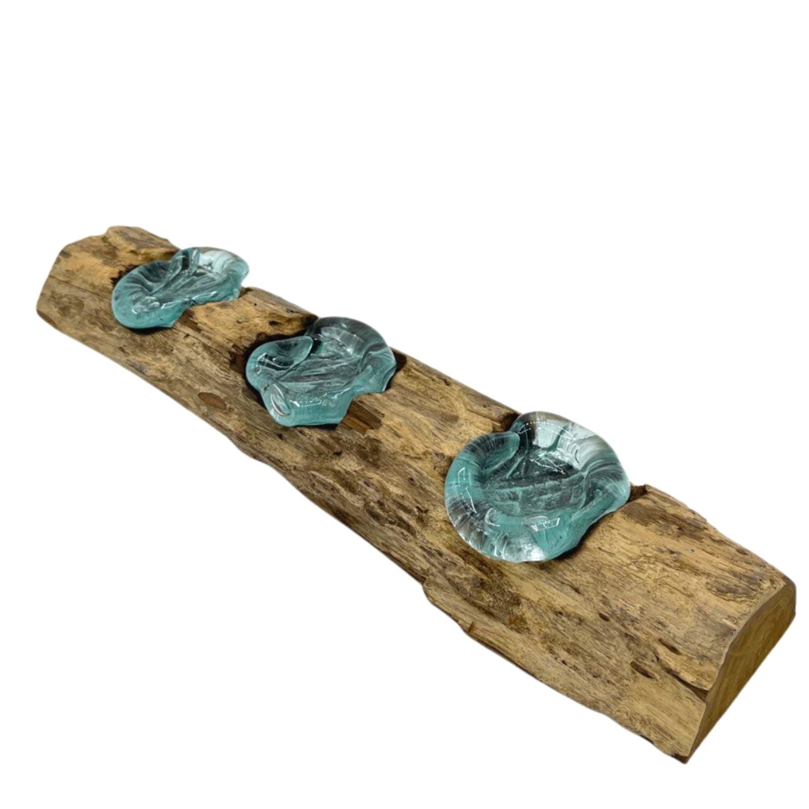 Alt Tag: Gamal Wood trippel ljushållare i smält glas – 45x15x7 CM, rustik bas i Gamal-trä med tre blå koppar i återvunnet smält glas