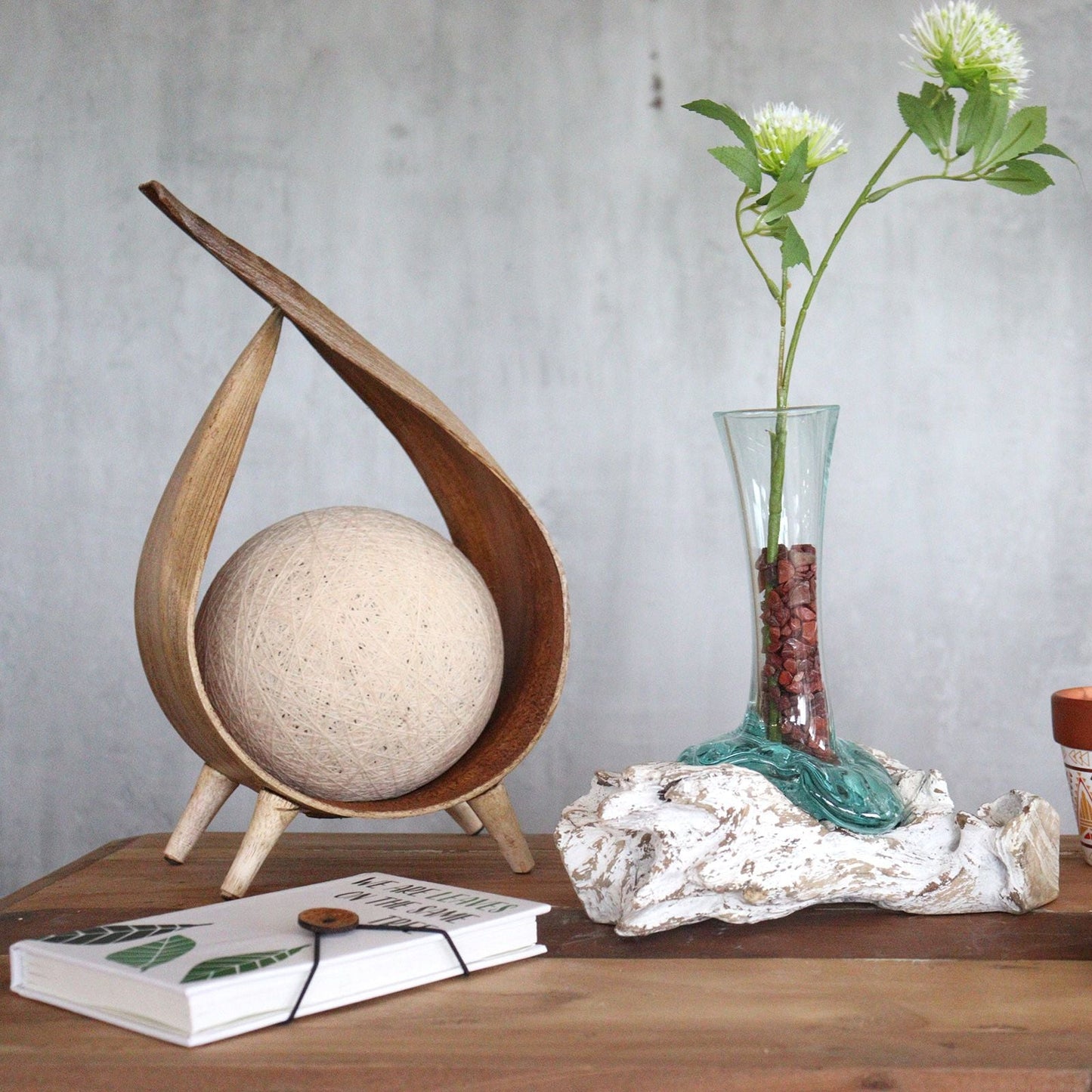 Gamal Wood Molten Glass Vase – Medium con vidrio reciclado y madera sostenible, florero artesanal transparente con base de vidrio fundido