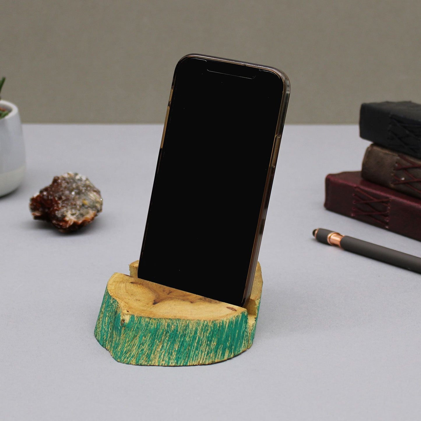Alt Tag: Gamal Wood Phone Holder – Large Greenwash con smartphone en soporte de madera acabado verde, base estable para escritorio
