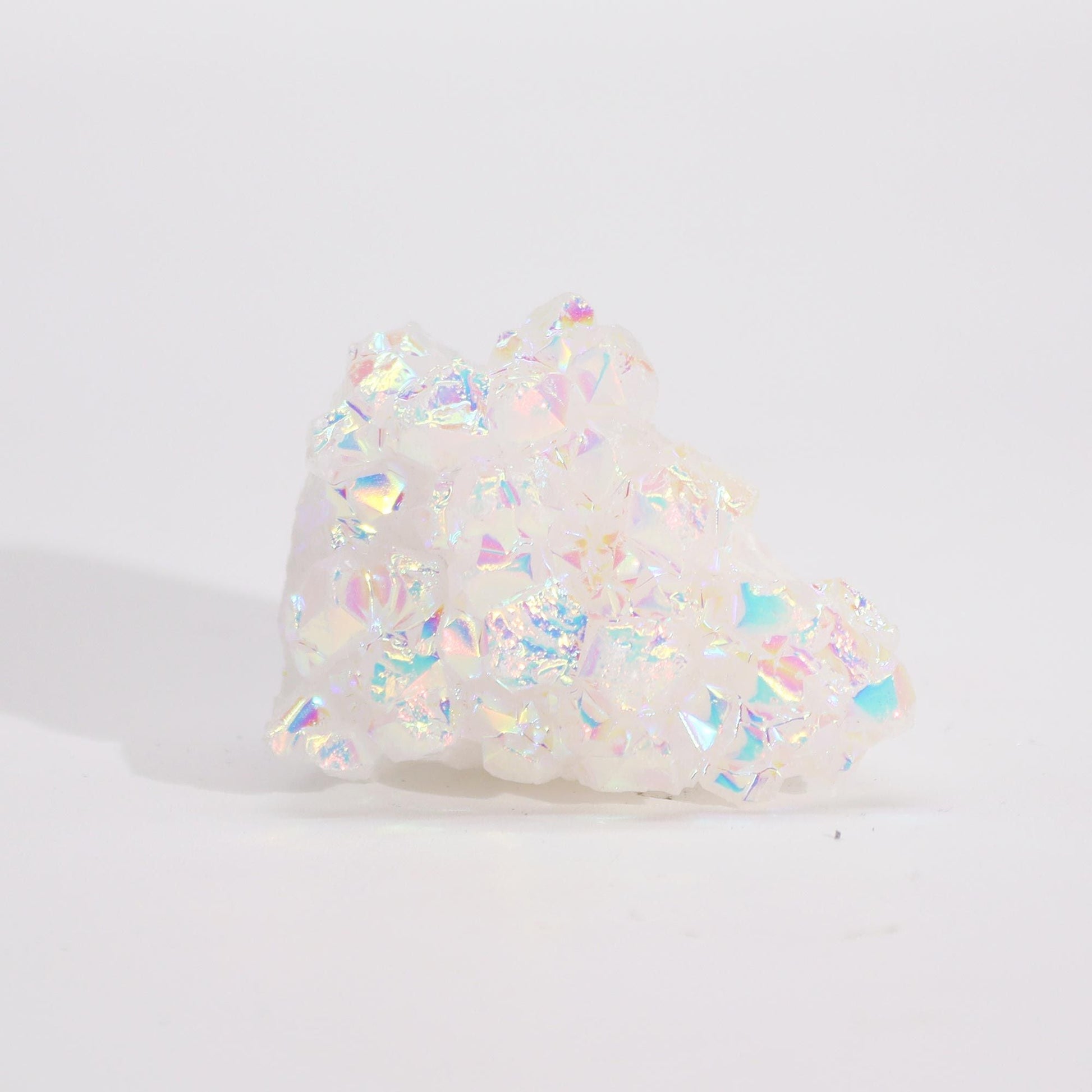 Ädelstens-aura Angel Quartz – 40–65G, 3,5–5CM iriserande aura-belagd kvartskristallkluster på vit bakgrund