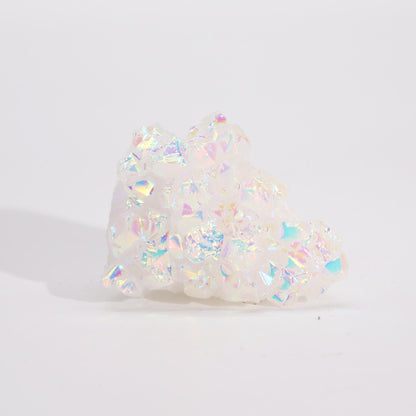 Ädelstens-aura Angel Quartz – 40–65G, 3,5–5CM iriserande aura-belagd kvartskristallkluster på vit bakgrund