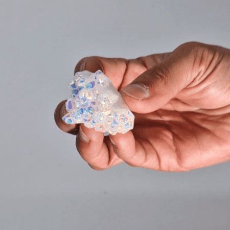 Alt Tag: Gemstone Aura Angel Quartz – 40-65G, 3.5-5CM iriserande kvartskluster som hålls i handen, premiumfärgat kristallexemplar