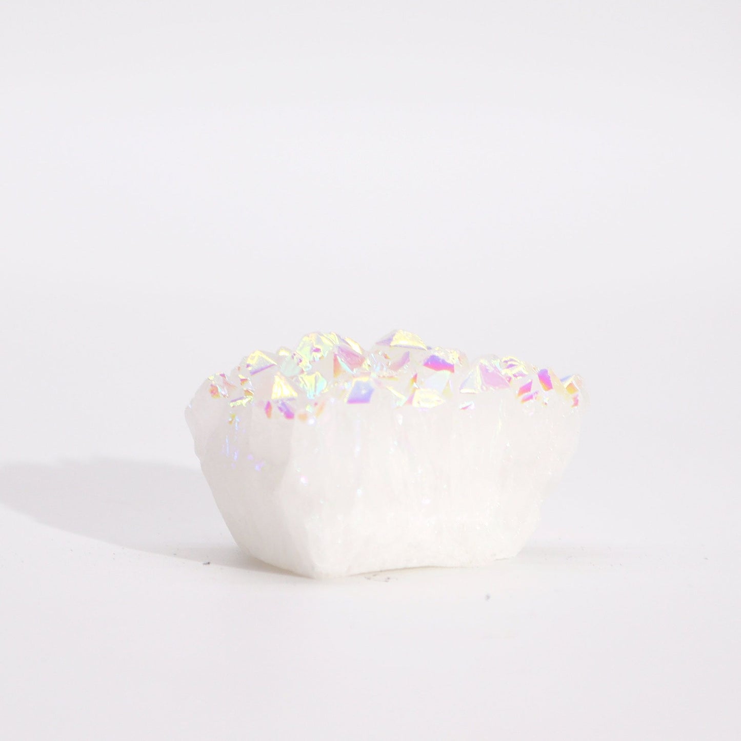 Ädelstensaura Angel Quartz – 40–65G, 3,5–5CM iriserande kvartsklusterkristall på vit bakgrund, premiumfärgad finish