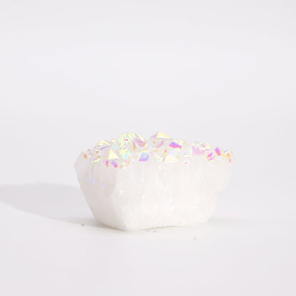 Ädelstensaura Angel Quartz – 40–65G, 3,5–5CM iriserande kvartsklusterkristall på vit bakgrund, premiumfärgad finish