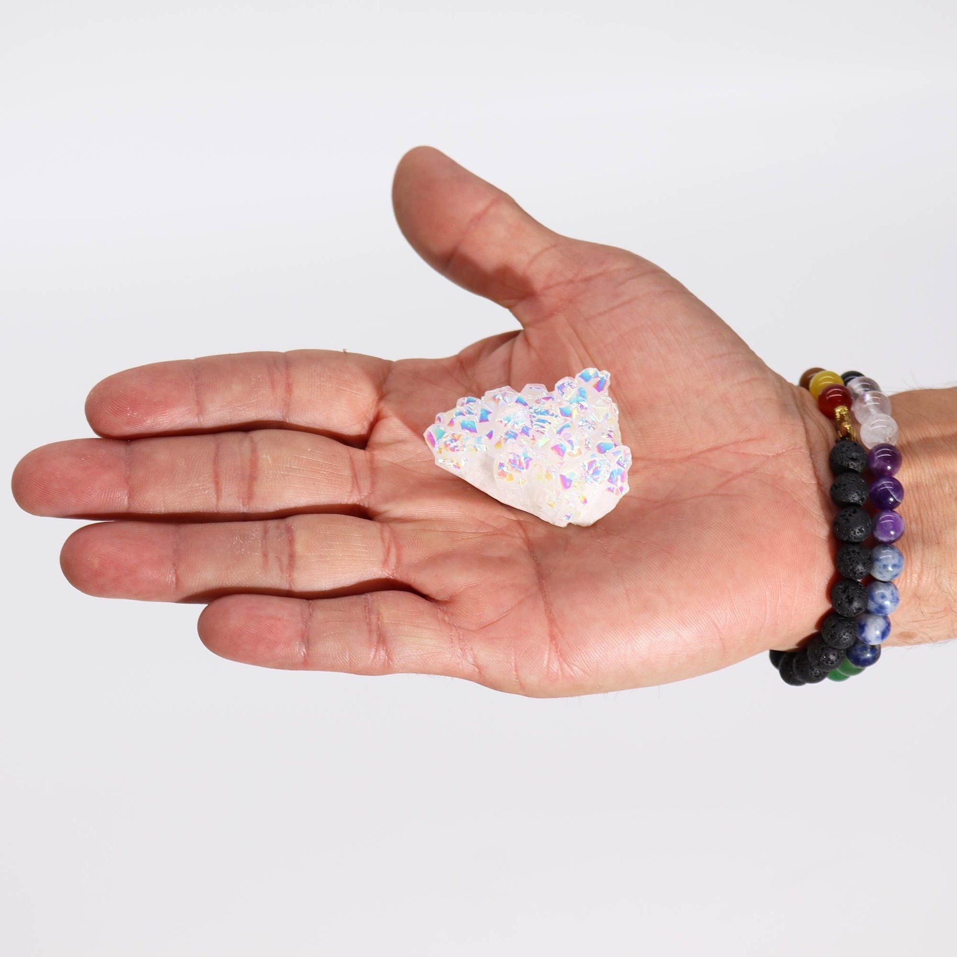 Gemstone Aura Angel Quartz – 40–65 g, 3,5–5 cm kristallkluster som hålls i handen, iriserande vit aura quartz med regnbågsskimmer
